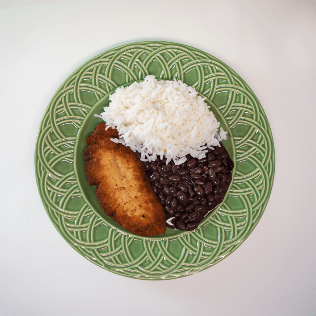 Filé de Frango a Milanesa Arroz e Feijão Preto Cozinha da Gi